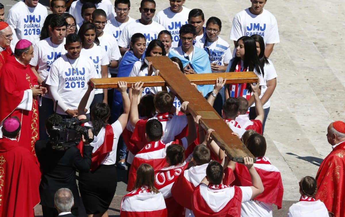 Young people from Poland present the World Youth Day cross to representatives from Panama at the conclusion of Palm Sunday Mass celebrated by Pope Francis in St. Peter's Square in 2017. File photo: CNS