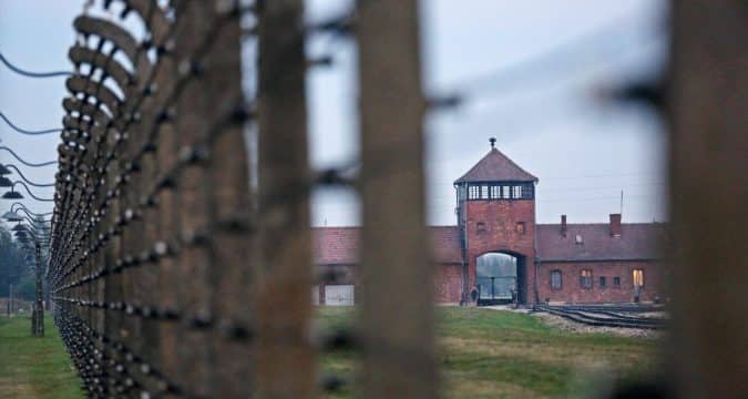 Failure to remember Holocaust will lead world down same path pope says