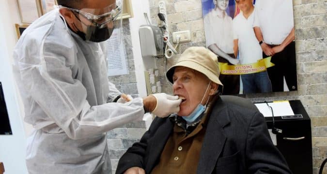 Israeli dentist offers free care to Holocaust survivors