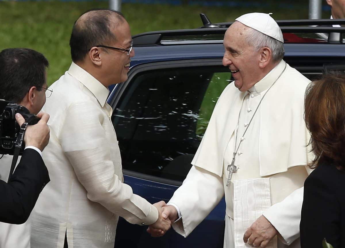Benigno Aquino greets Pope Francis during a welcoming ceremony at the presidential palace in Manila in 2015. File photo: CNS /Paul Haring