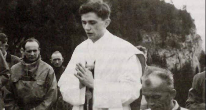Pope Francis congratulates emeritus pope on anniversary of priestly ordination