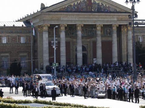 We are one body willing to be broken for others, pope says at Eucharistic Congress