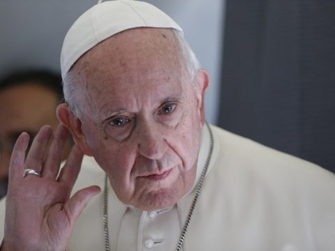Good communicaton needs listening and discernment, pope says