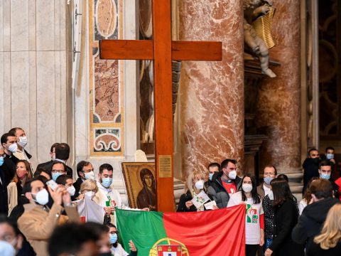 World Youth Day helps inspire young people to serve others, pope says