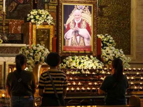 Filipinos pay tribute to Pope Benedict