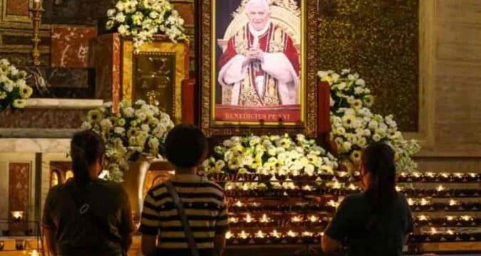 Filipinos pay tribute to Pope Benedict