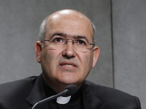 Liturgical elements must foster prayer and communion, pope says