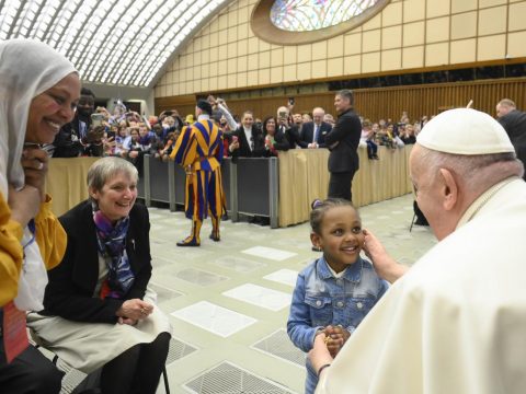 Welcoming migrants, refugees is first step toward peace, pope says