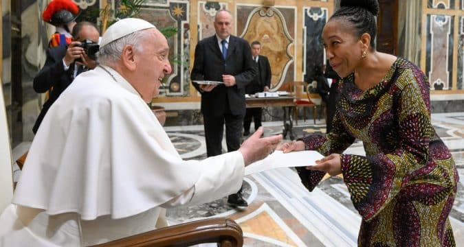 Pope urges diplomats to be signs of hope and promoters of cooperation