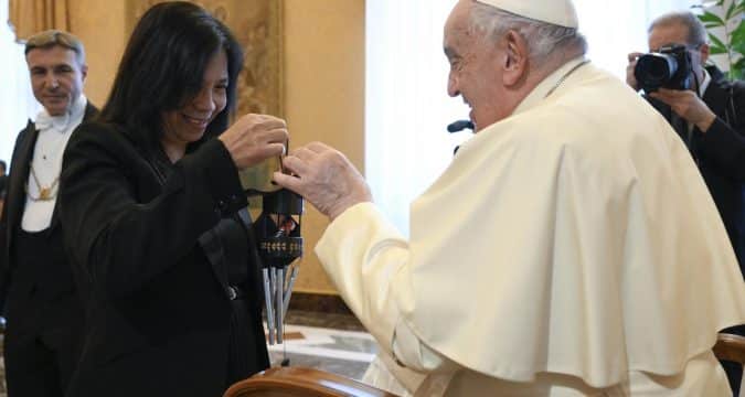Church must be a welcoming home to migrants, pope tells Filipinos