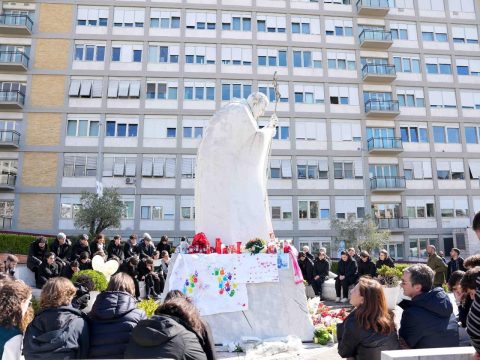 UPDATE: Pope Francis discharged after Sunday Angelus, greeted and blessed crowd outside hospital