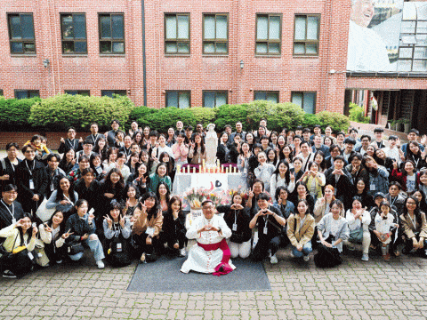 WYD volunteers celebrate May crowning and fellowship in Seoul