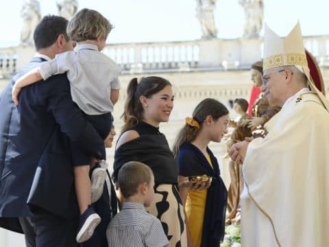 Family love grounded in Christ is sign of peace for world, pope says