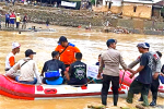 Police officers help rescue people trapped by floods in Lebak district in Banten province on January 1. Photo: UCAN/Banten Police