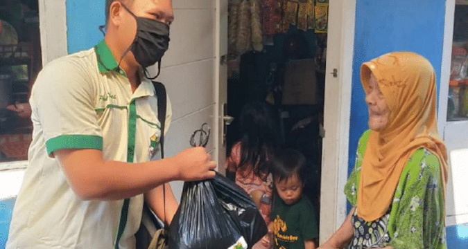 Young Indonesian Catholics reach out to virus-hit families