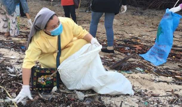 Christians and Muslims unite to clean Palawan shores