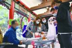 Eugenia Tsui (second from left) brought gift packages to the homeless in Jordon Road.