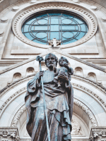Image of St. Joseph with the Child Jesus at the Cathedral of Saint Joseph, Sioux Falls, United States. Photo: Sergei Sushchik/unsplash.com