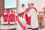 Cardinal Tong, together with other priests, imposes hands during Father Shi’s ordination on August 14.