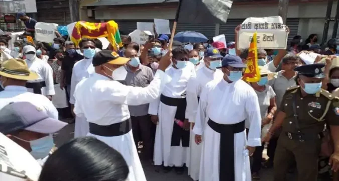 Calls mount for Sri Lankan government to quit