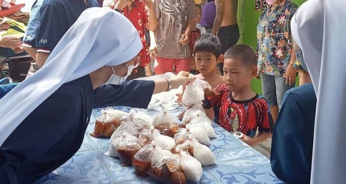 Religious sisters begin feeding programme for poor in Thailand