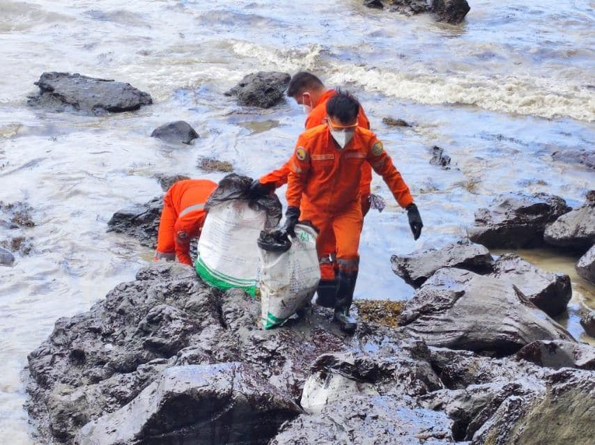 Oil spill sickens coastal residents in the Philippines Asia Sunday