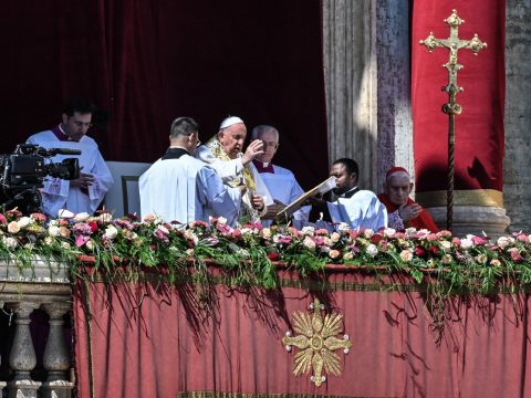 Pope prays that Easter joy will break through gloom of sin, war, strife