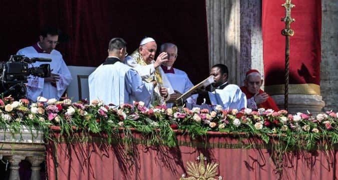Pope prays that Easter joy will break through gloom of sin, war, strife