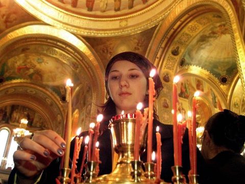 Pope urges young Russians to sow seeds of peace