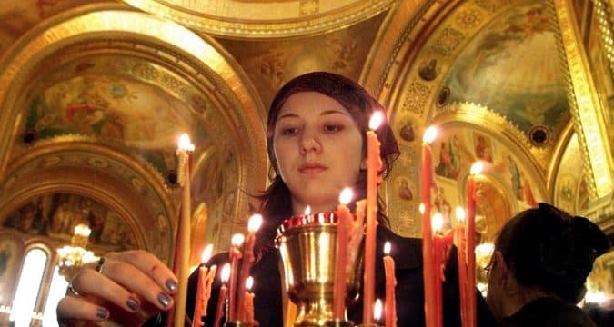 Pope urges young Russians to sow seeds of peace