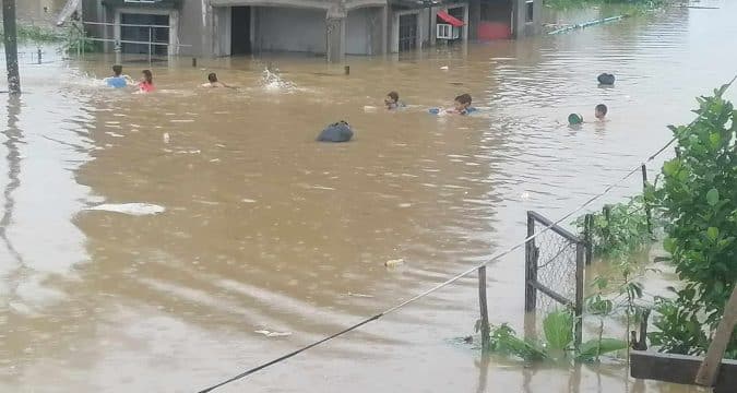Record rainfall batters central Philippines