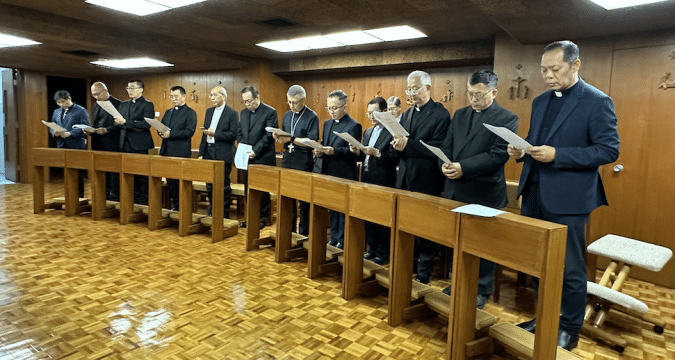 Visit of bishop of Beijing to Hong Kong begins with exchange of gifts and Vespers