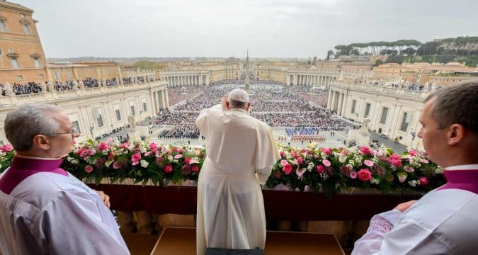 On Easter, pope asks Christ to roll away the stones of war worldwide