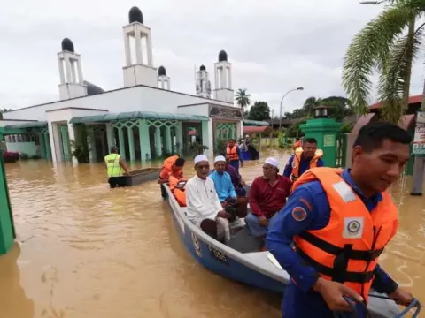 Floods in Malaysia result in four dead and over 80,000 displaced 