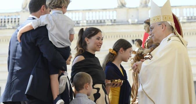Family love grounded in Christ is sign of peace for world, pope says