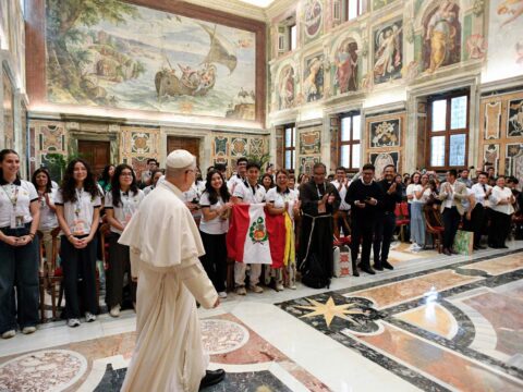 Pope welcomes young for jubilee, thanks media, renews appeal for peace