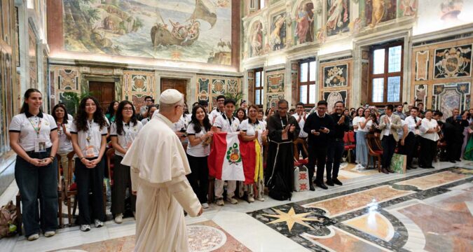Pope welcomes young for jubilee, thanks media, renews appeal for peace