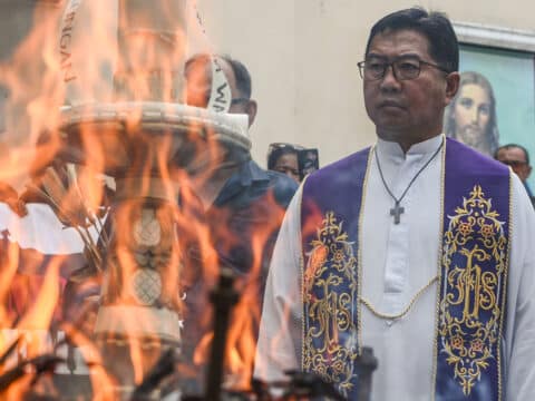 Philippine priest who defied Duterte drug war recipient of Magsayay Prize