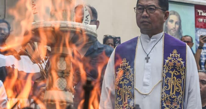Philippine priest who defied Duterte drug war recipient of Magsayay Prize