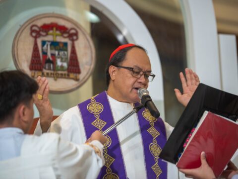 Indifference fuels poverty and shields corrupt in Philippine society, cardinal says