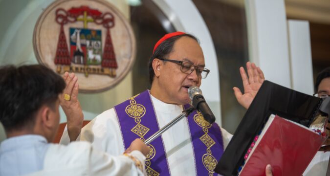 Indifference fuels poverty and shields corrupt in Philippine society, cardinal says