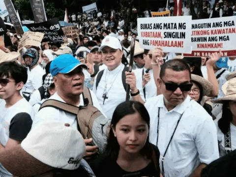 Filipinos protest corruption by wearing white for Mass 