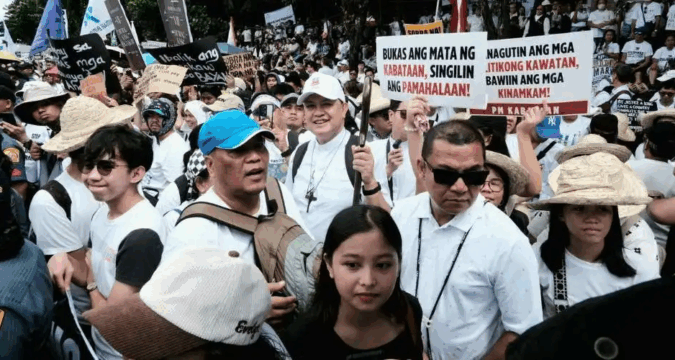 Filipinos protest corruption by wearing white for Mass Filipinos protest corruption by wearing white for Mass