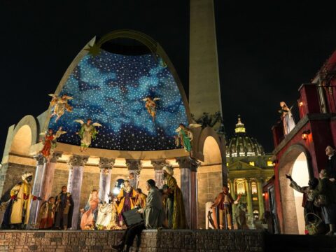 Christmas crèche and tree are signs of hope, pope says
