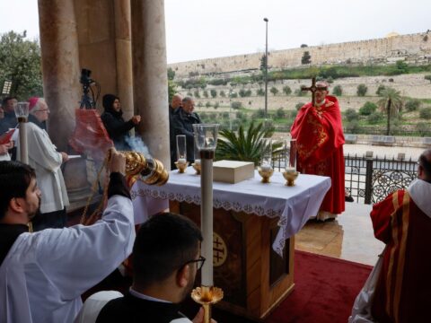 Israeli authorities halt Palm Sunday Mass at Jerusalem’s holiest site Israeli authorities halt Palm Sunday Mass at Jerusalem’s holiest site