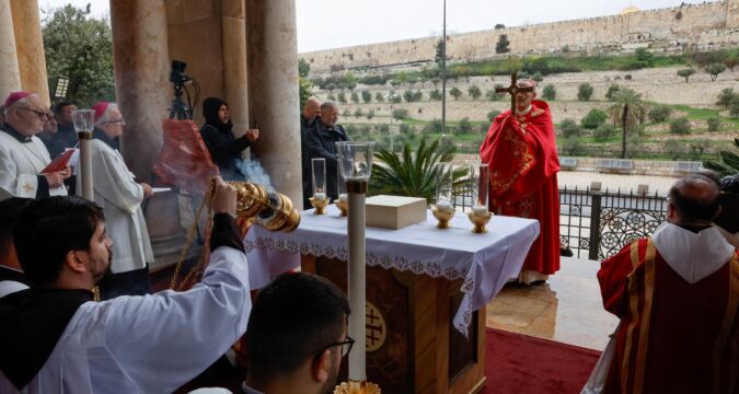 Israeli authorities halt Palm Sunday Mass at Jerusalem’s holiest site Israeli authorities halt Palm Sunday Mass at Jerusalem’s holiest site