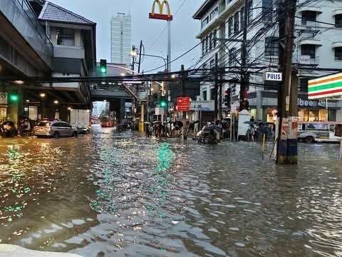 At least 12 dead, over 585,000 displaced in Philippine flooding At least 12 dead, over 585,000 displaced in Philippine flooding