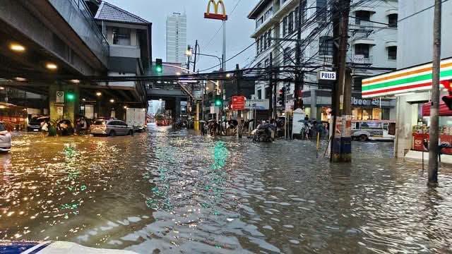At least 12 dead, over 585,000 displaced in Philippine flooding At least 12 dead, over 585,000 displaced in Philippine flooding