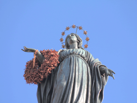 Mary’s crown reveals what every person is worth